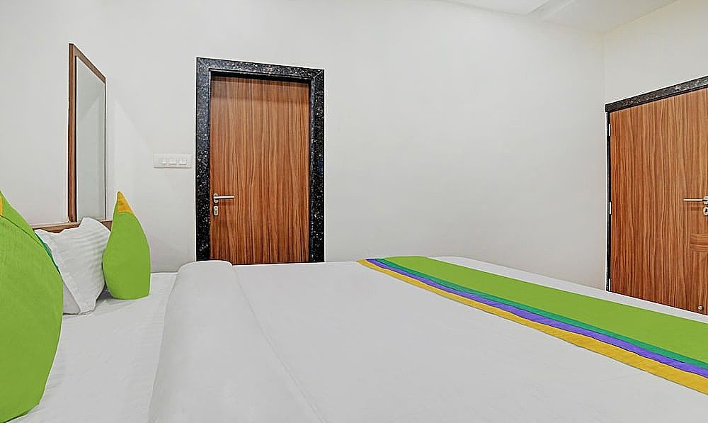 Treebo Shivaay Deluxe Double Room 4