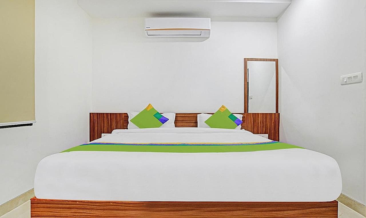 Treebo Shivaay Deluxe Double Room 11