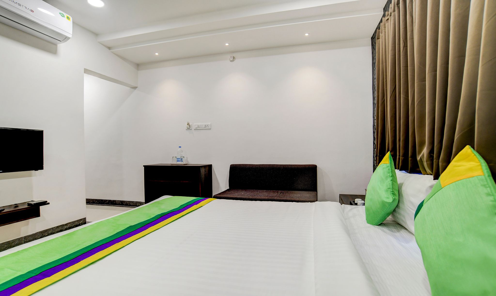 Treebo Grand Euro Pipliyahana Square Standard Double Room 4