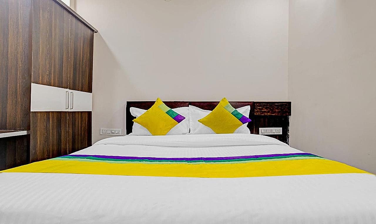 Hotel Anand Shree Deluxe Room 8