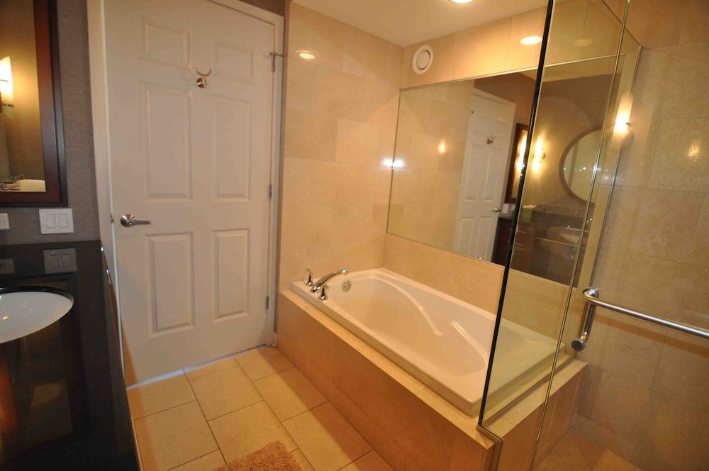 Deep Soaking Bathtub