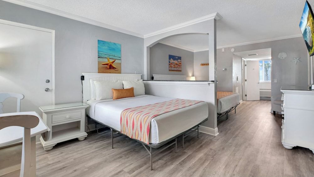 Pelican Pointe Clearwater Beach Hotel Standard Condo, Multiple Beds, Kitchenette, Pool View