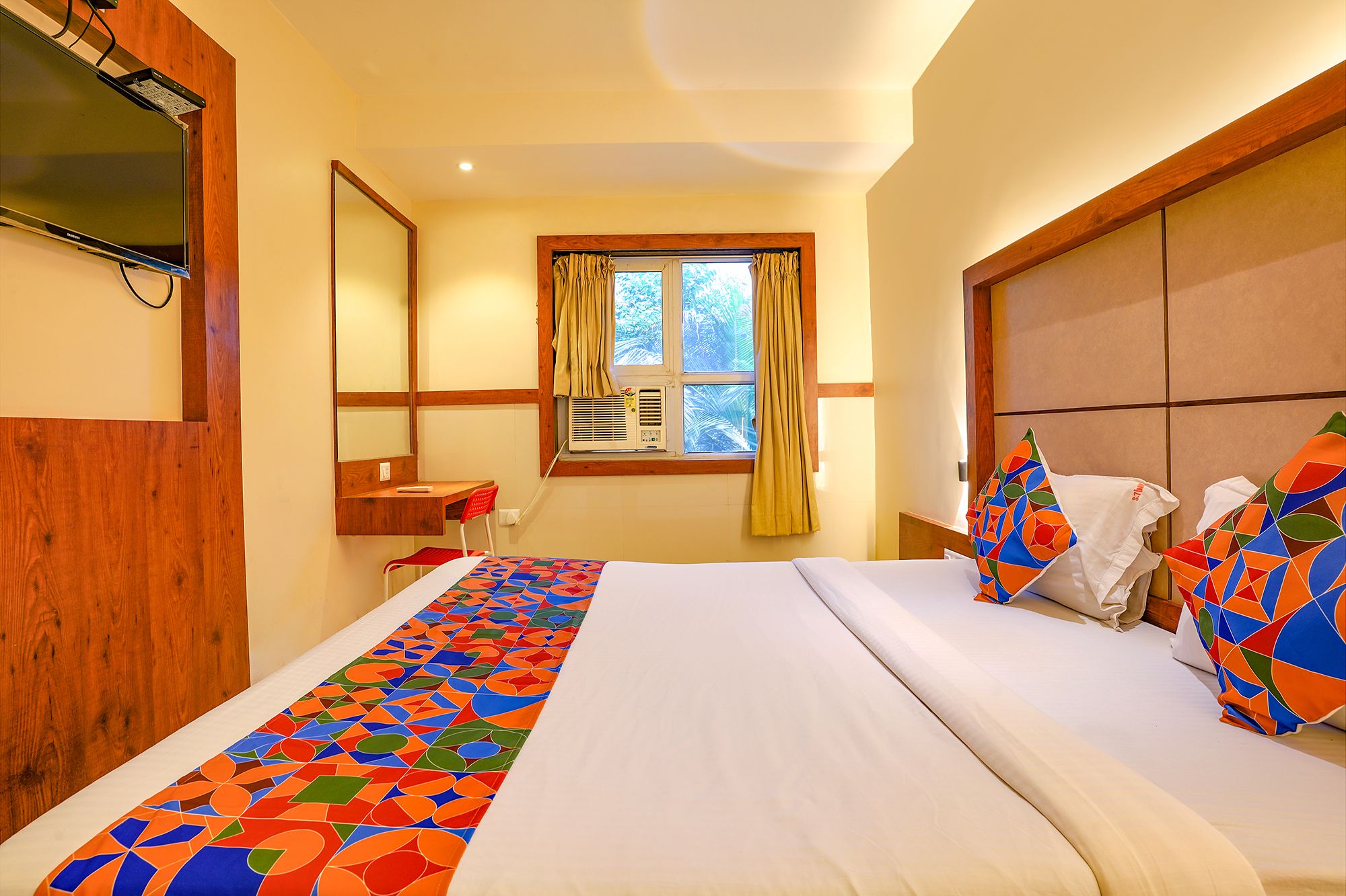 Via Super 7 Inn Deluxe Room 8