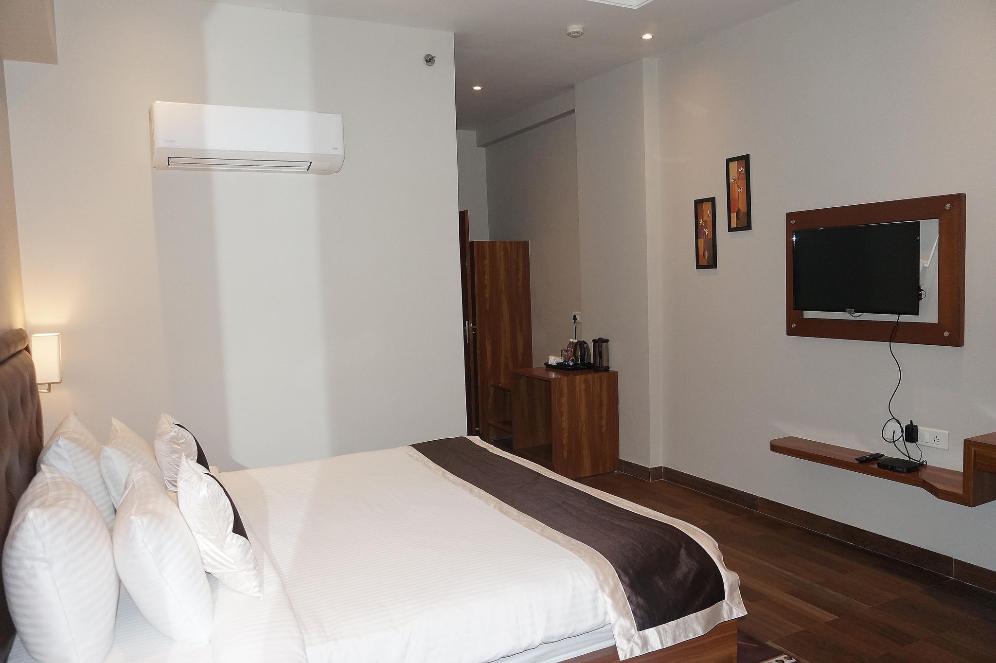 Neel Clarks Inn Agra Deluxe King Bed Room