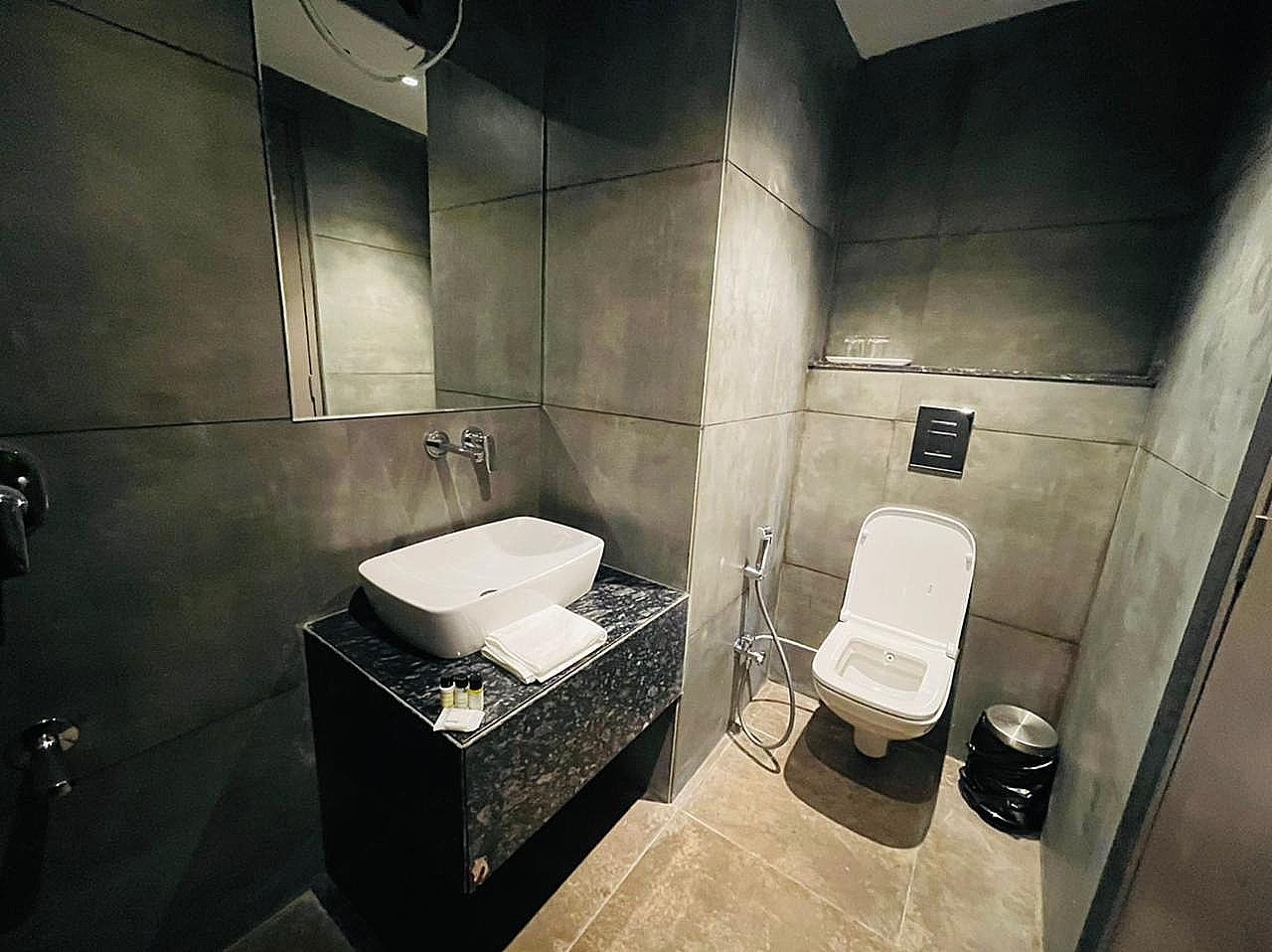 The Lalit international Deluxe Room 14