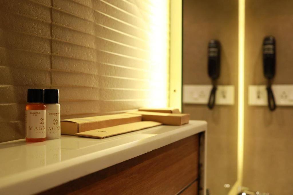 Magnet Hotel Deluxe Room 8