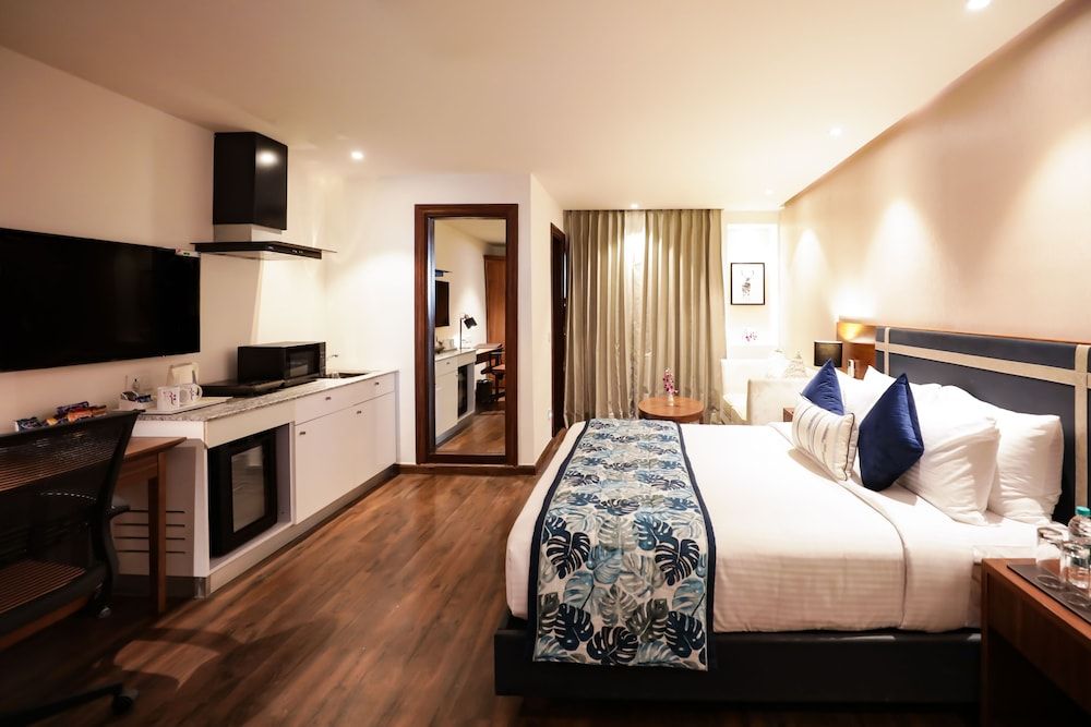 Regenta Suites Gurugram, Sohna Road, Sector 49 Executive Double Room with Balcony 2