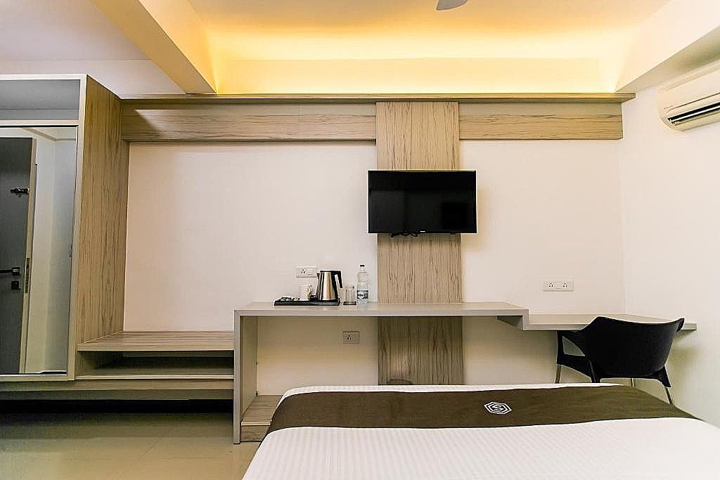 Sapphire Club Metro Deluxe Double Room 2