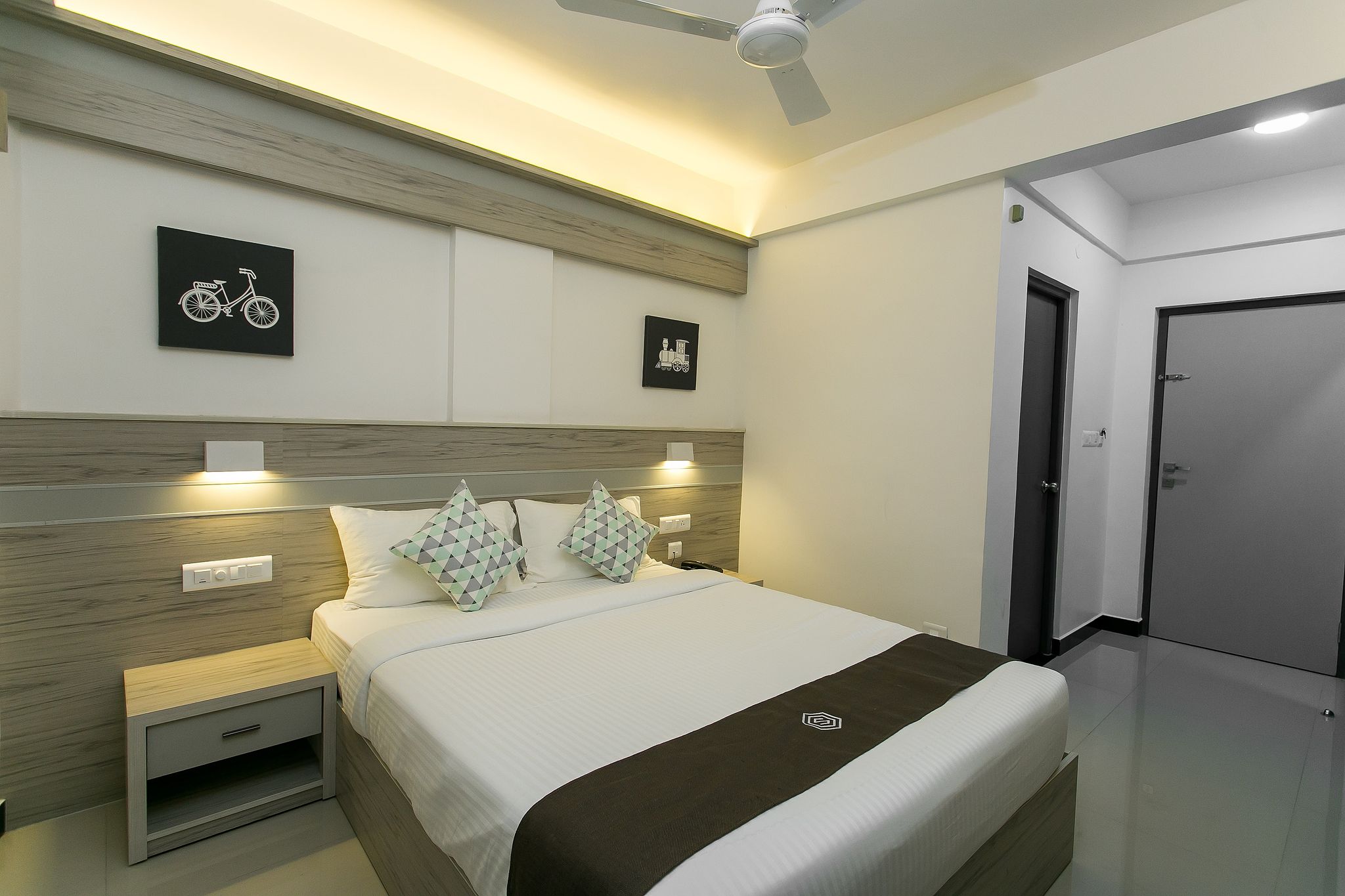 Sapphire Club Metro Deluxe Double Room 12