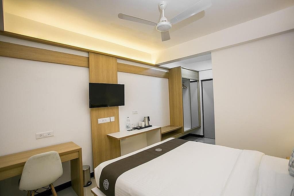 Sapphire Club Metro Deluxe Double Room 5