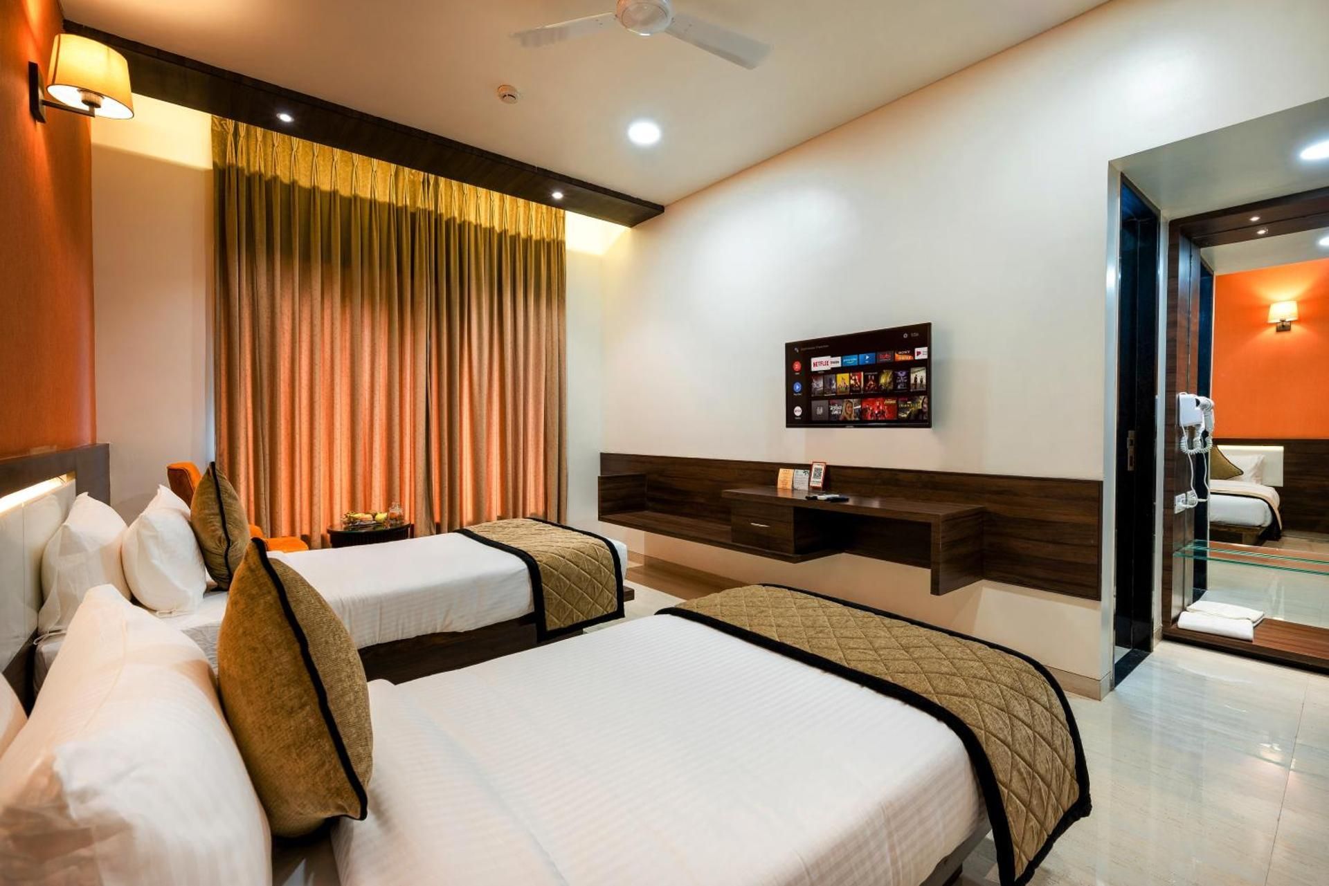 Grande room with Queen Bed