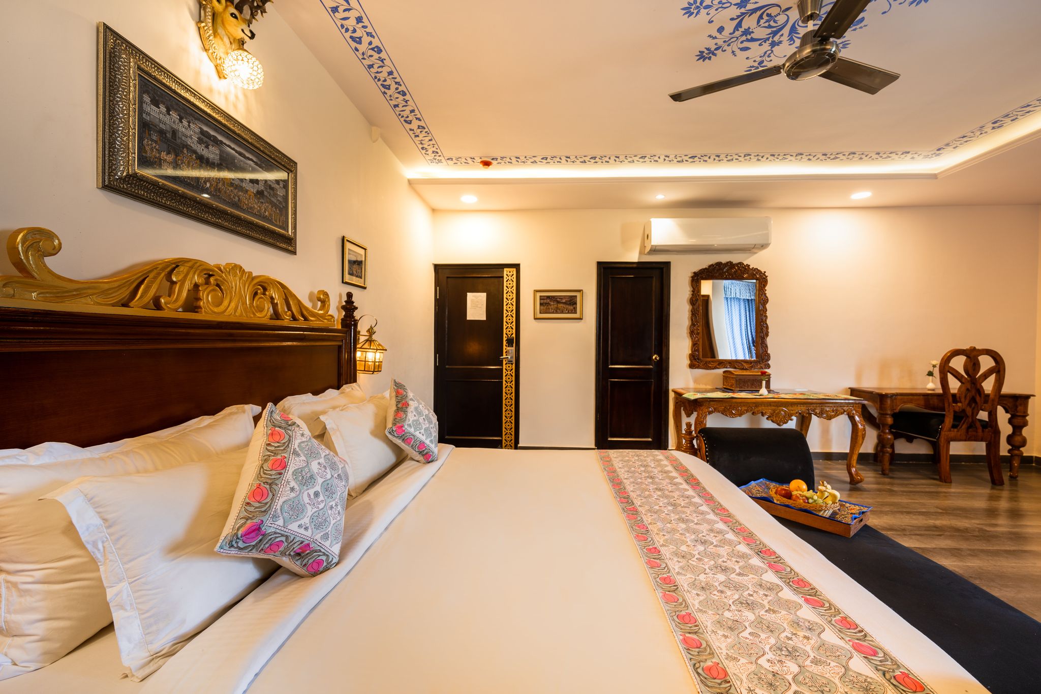 Royal Suite with Bathtub