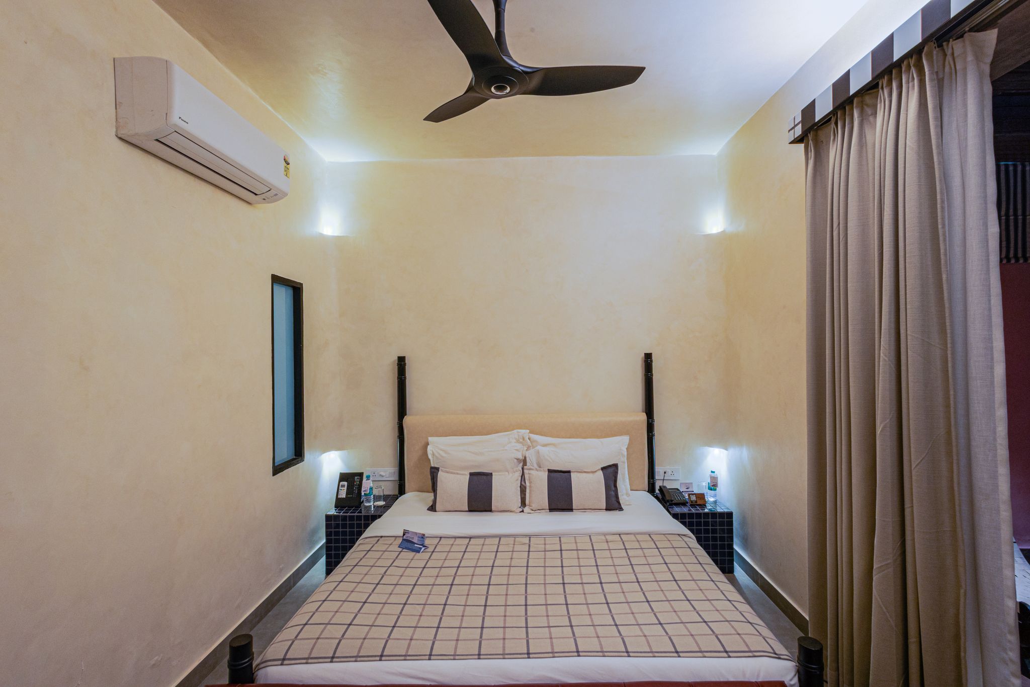 Sierra Jacuzzi Suite Room