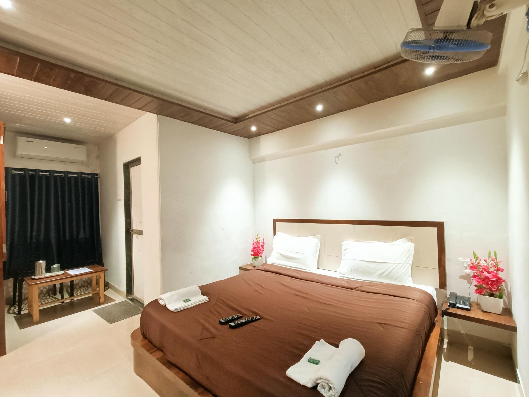 Super Deluxe Air Conditioining Room