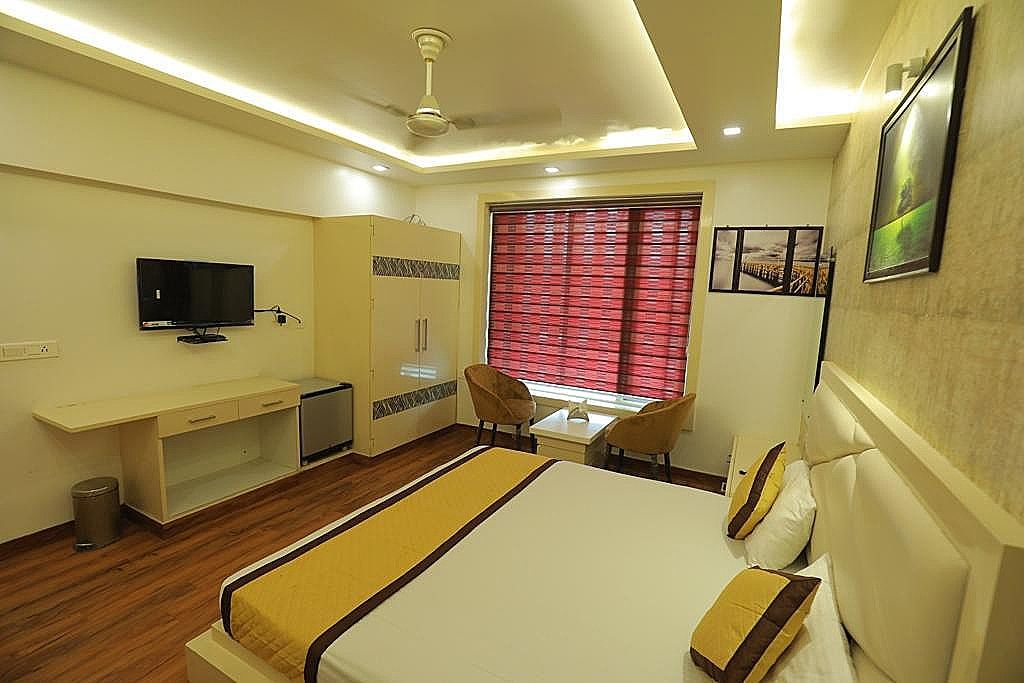  Hotel Empire Red Carpet Deluxe Room 6