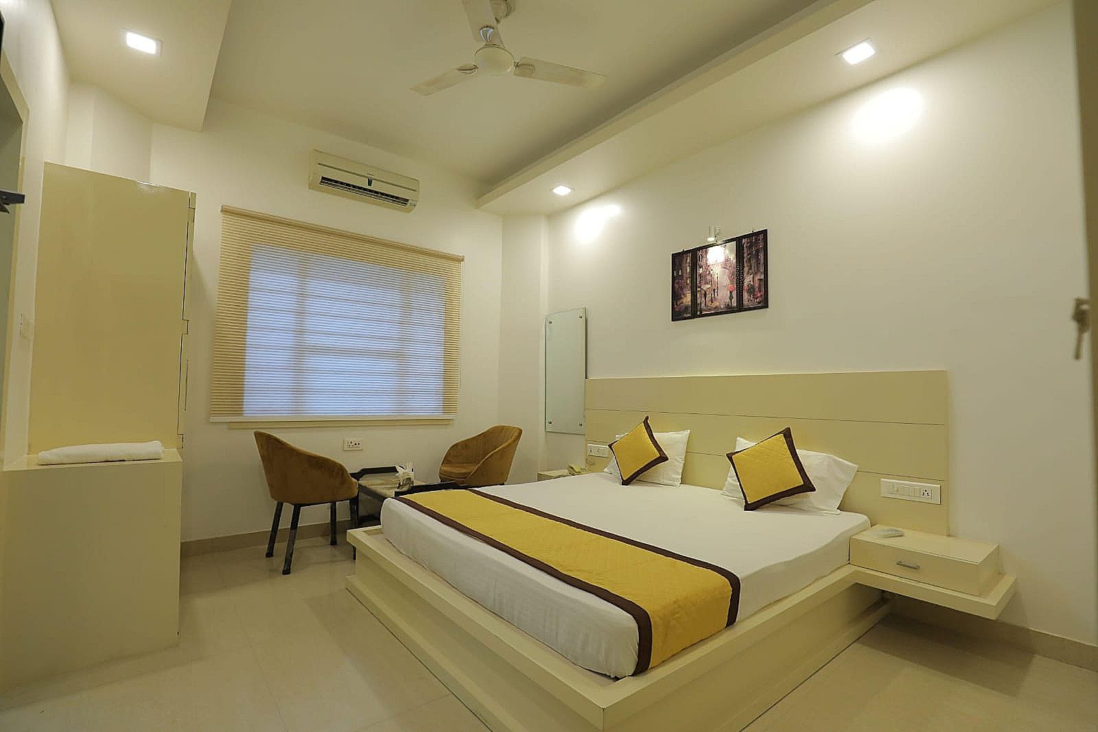  Hotel Empire Red Carpet Deluxe Room 2