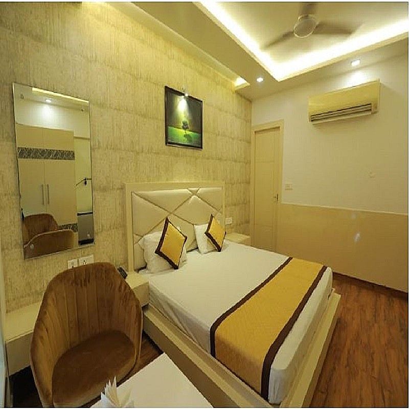  Hotel Empire Red Carpet Deluxe Room 3