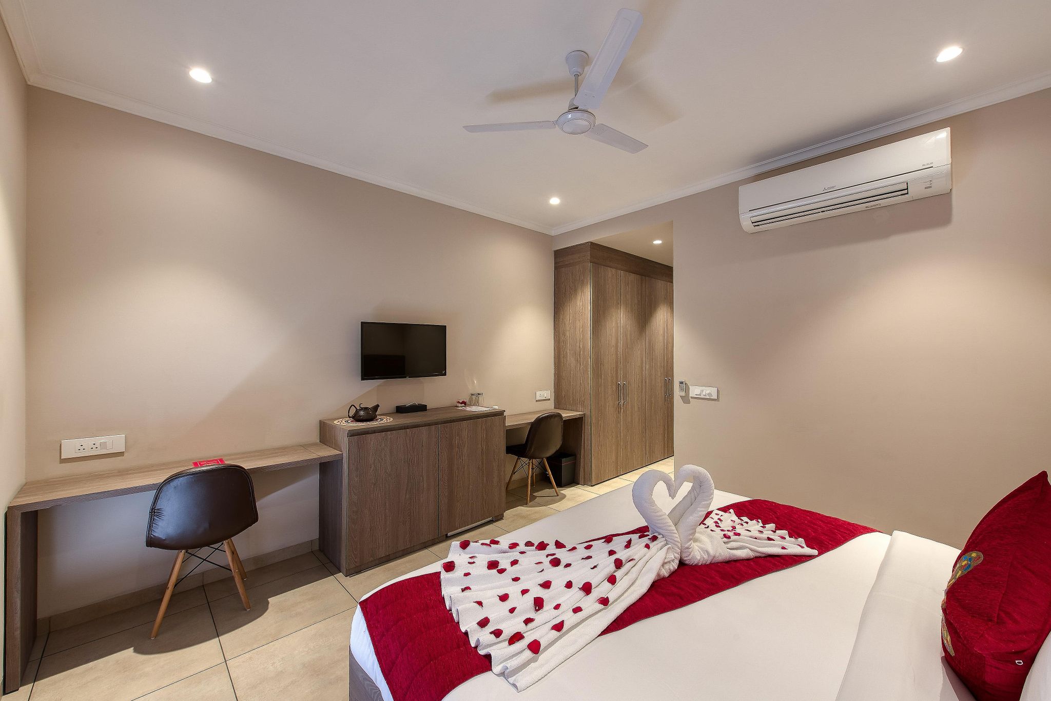 ROSASTAYS Gurugram Golf Course Deluxe Room with Free Wifi  3