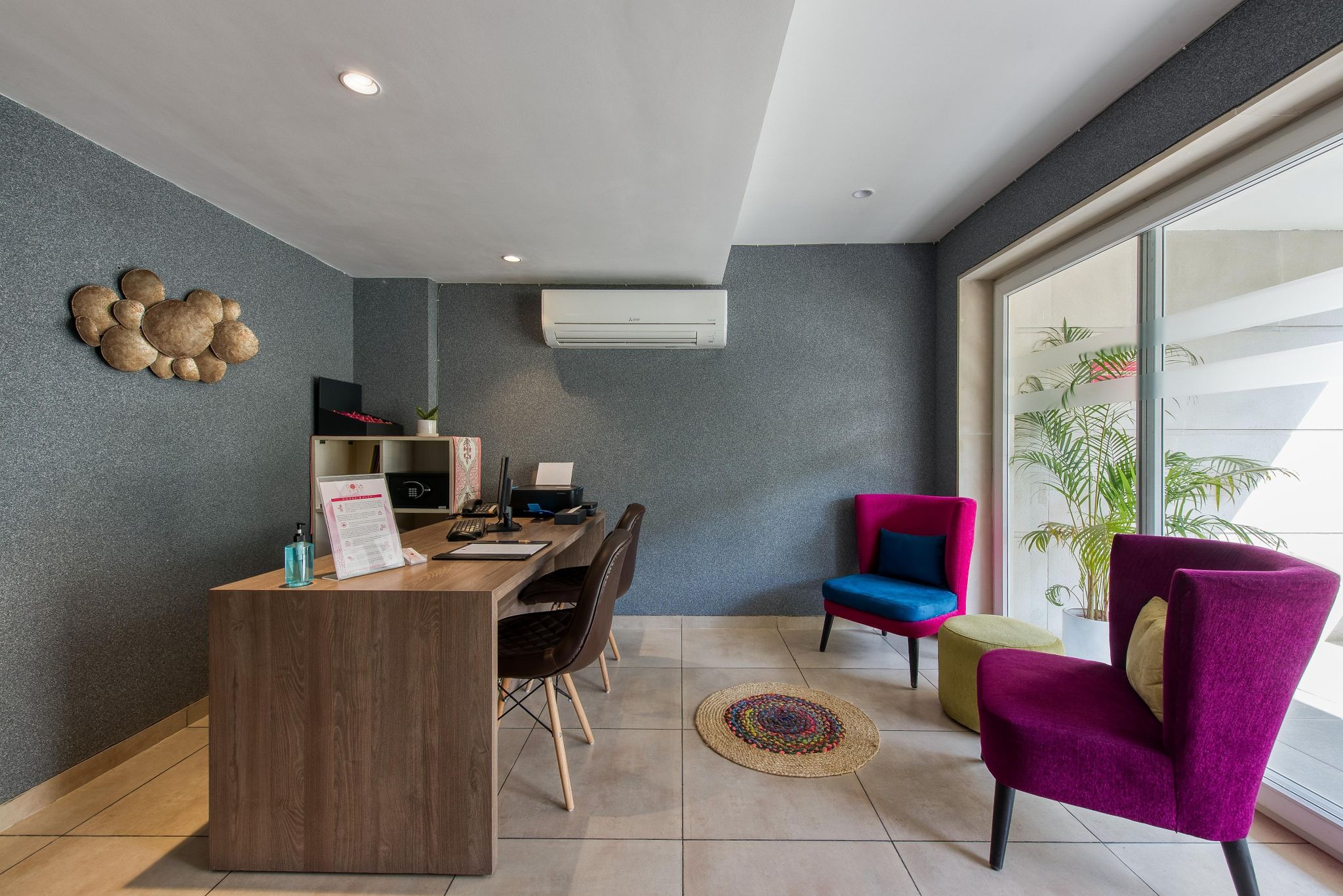 ROSASTAYS Gurugram Golf Course Deluxe Room with Free Wifi  6