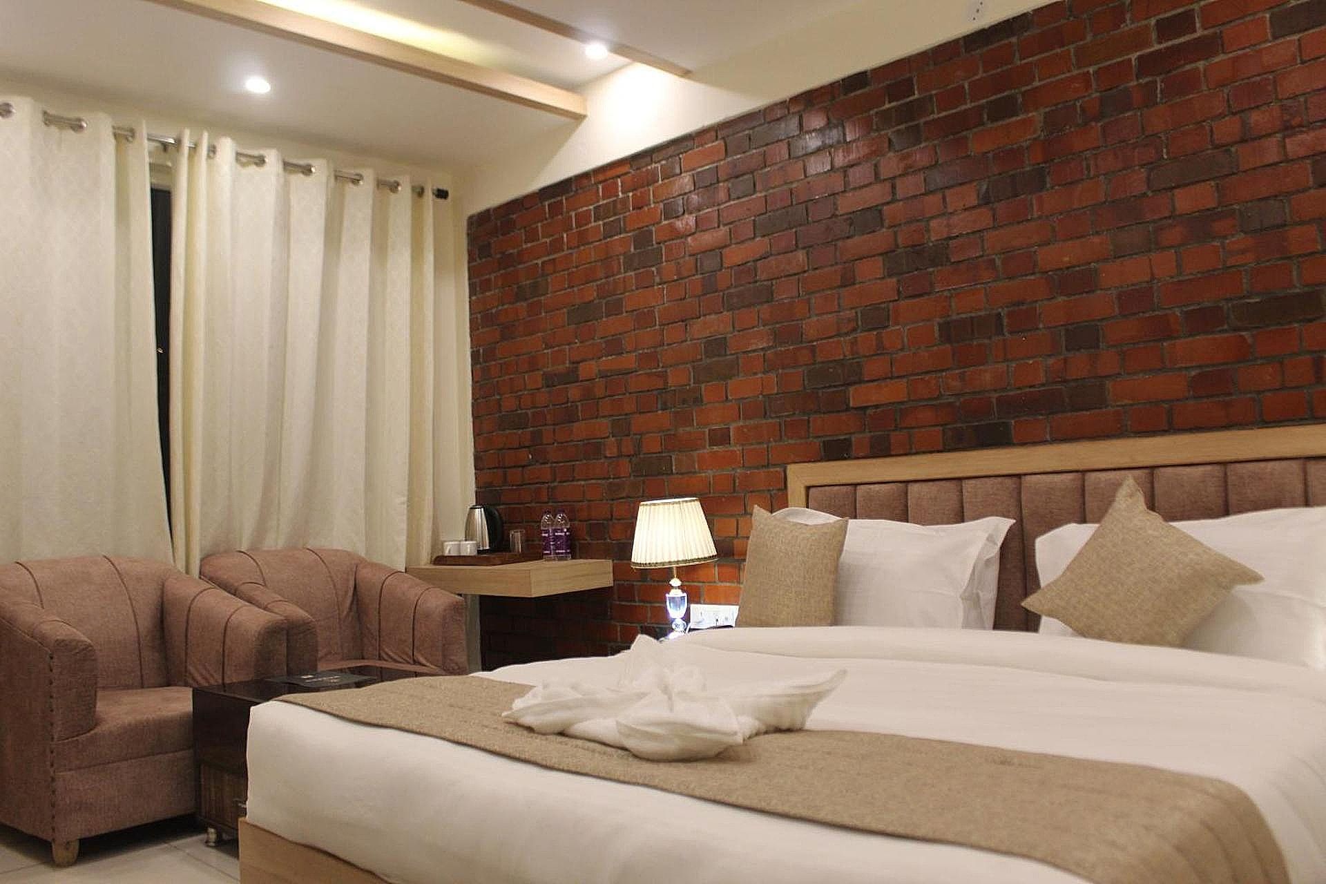 Hotel Royal Palm Deluxe Twin Room 8