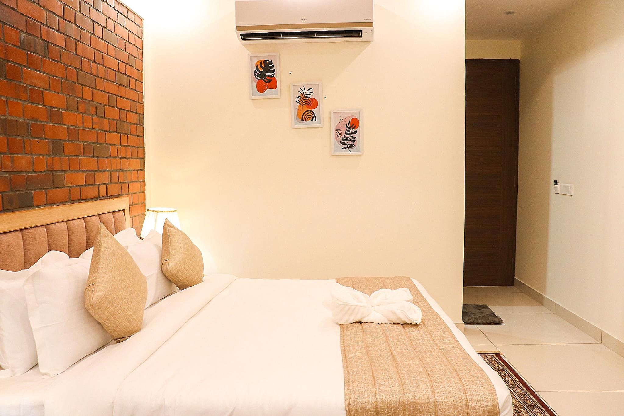 Hotel Royal Palm Deluxe Twin Room 10