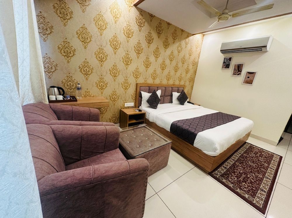 Hotel Royal Palm Deluxe Room 3