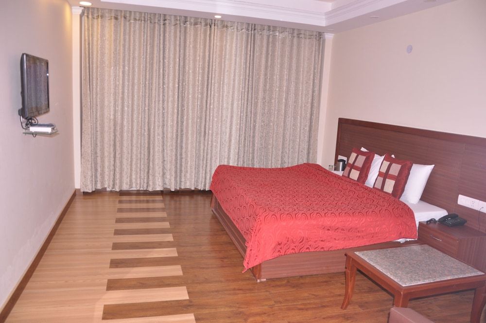 Manla Homes Resort & Spa, Shimla Deluxe Double Room, Valley View 2