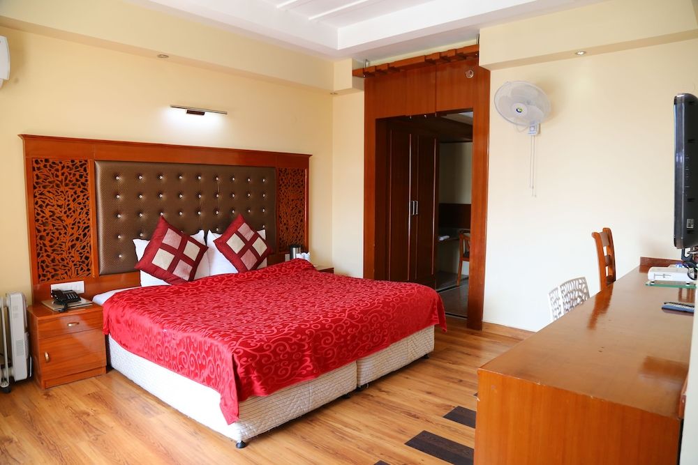 Manla Homes Resort & Spa, Shimla Deluxe Double Room, Valley View 6