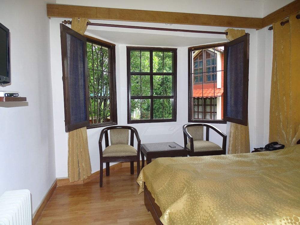 Manla Homes Resort & Spa, Shimla Deluxe Double Room, Valley View 7