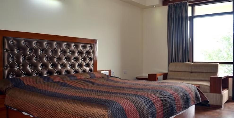 Deluxe Room With Balcony (Hot & Cold AC)