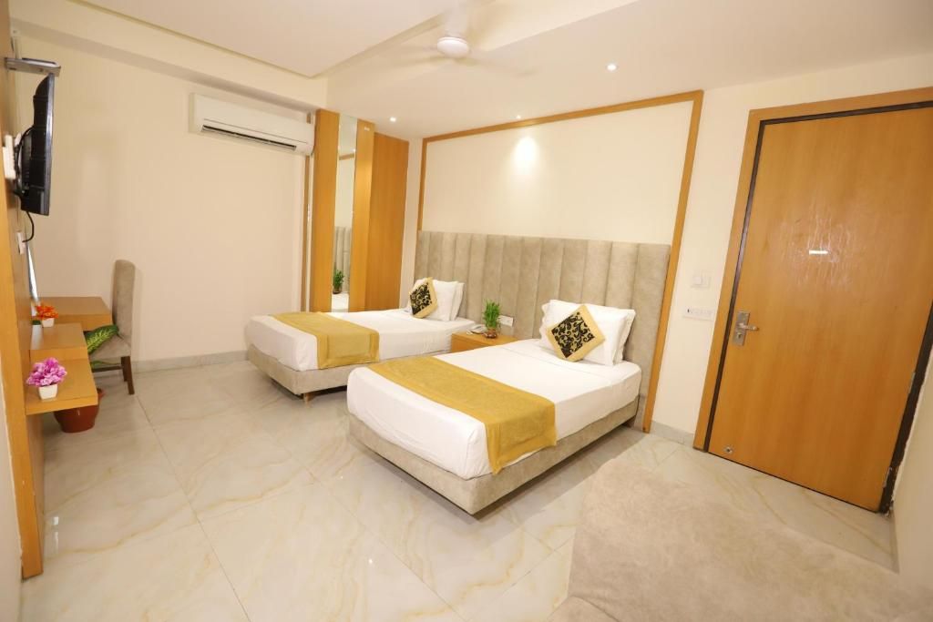 Opo Horizon Stanely Superior Deluxe Room Couch with Windows 3