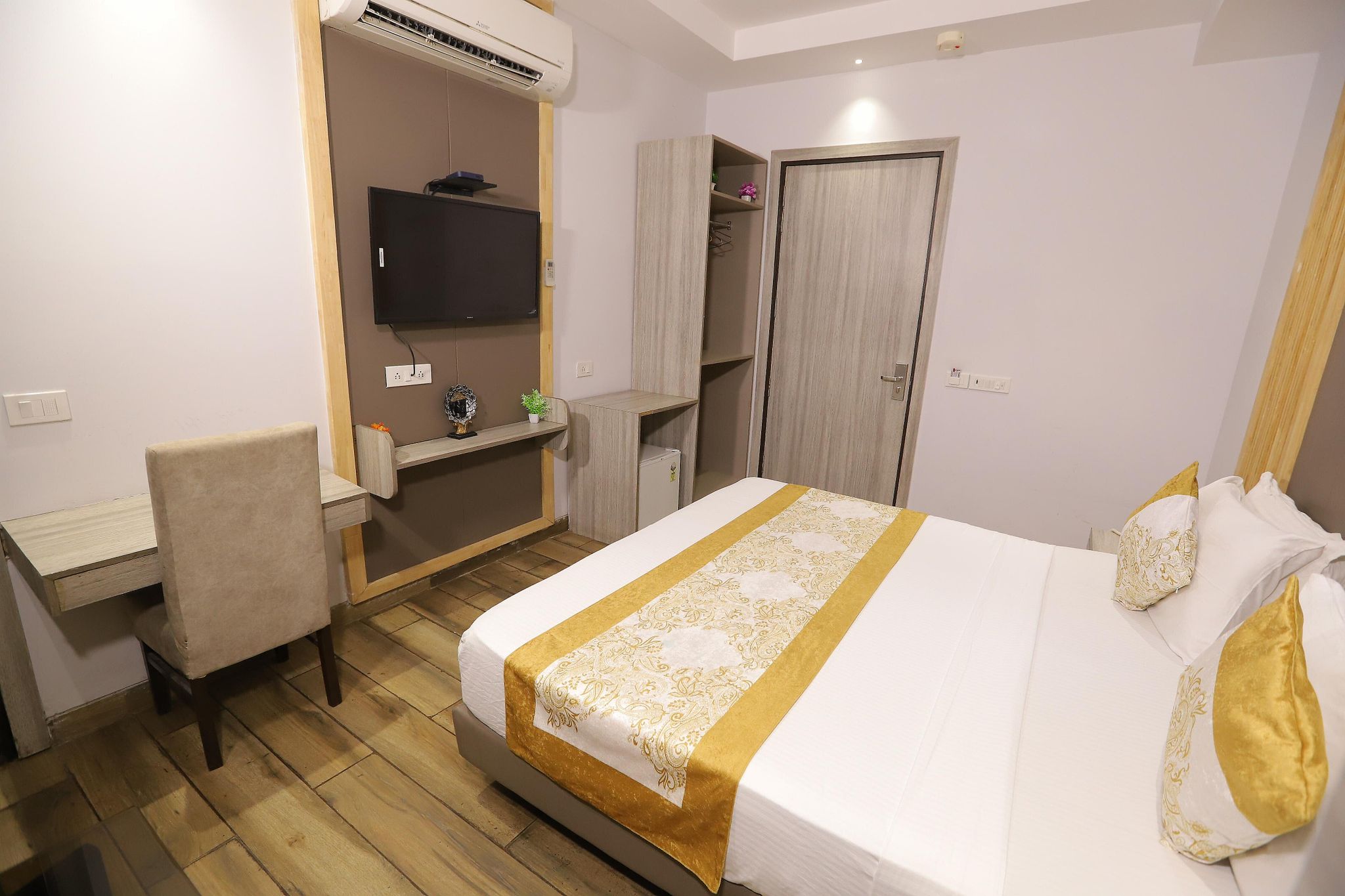 Premium Twin Bedroom with Couch