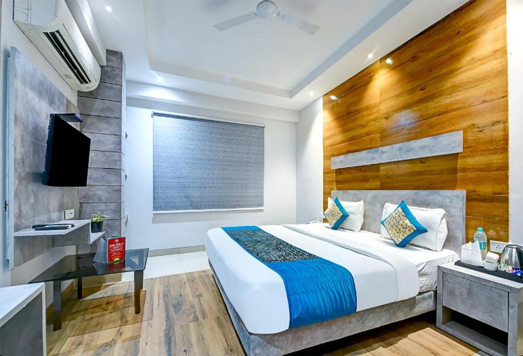 Opo Horizon Stanely Superior Deluxe Room Couch with Windows 4