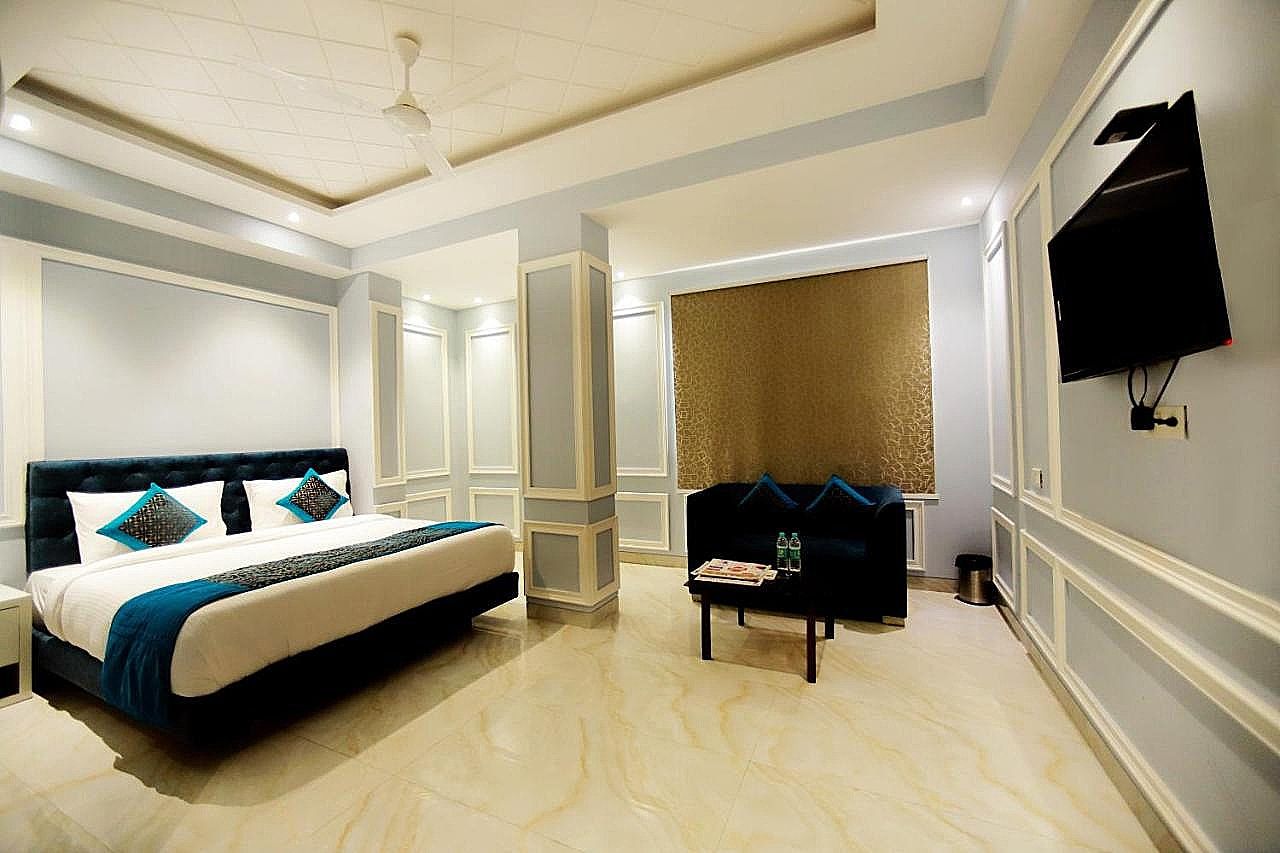 Opo Horizon Stanely Superior Deluxe Room Couch with Windows 2