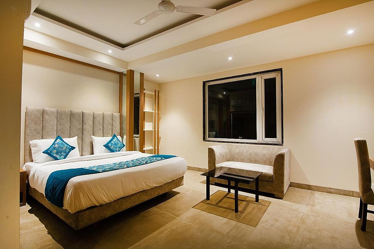 Opo Horizon Stanely Superior Deluxe Room Couch with Windows