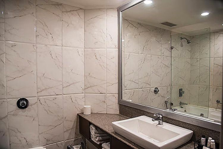 HHI Varanasi Deluxe Room 6