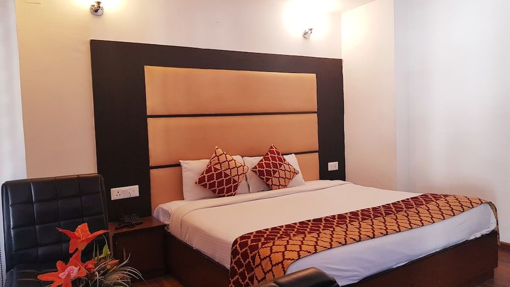Hotel Shivani International Deluxe Double Room 3