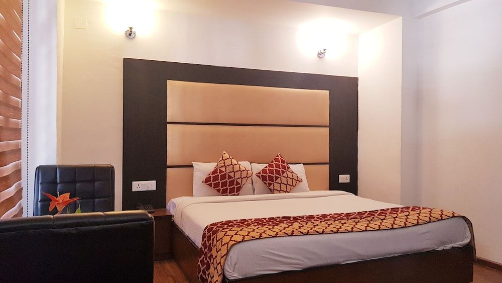 Hotel Shivani International Deluxe Double Room 4