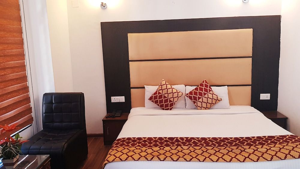 Hotel Shivani International Deluxe Double Room 2