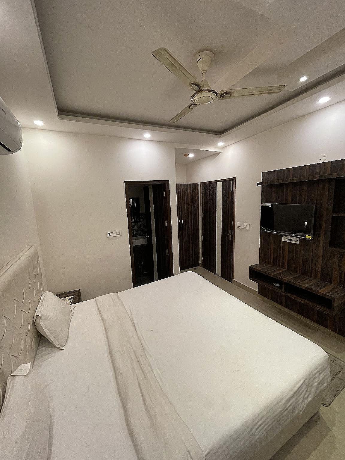 Hotel AV Continental Deluxe Double Room