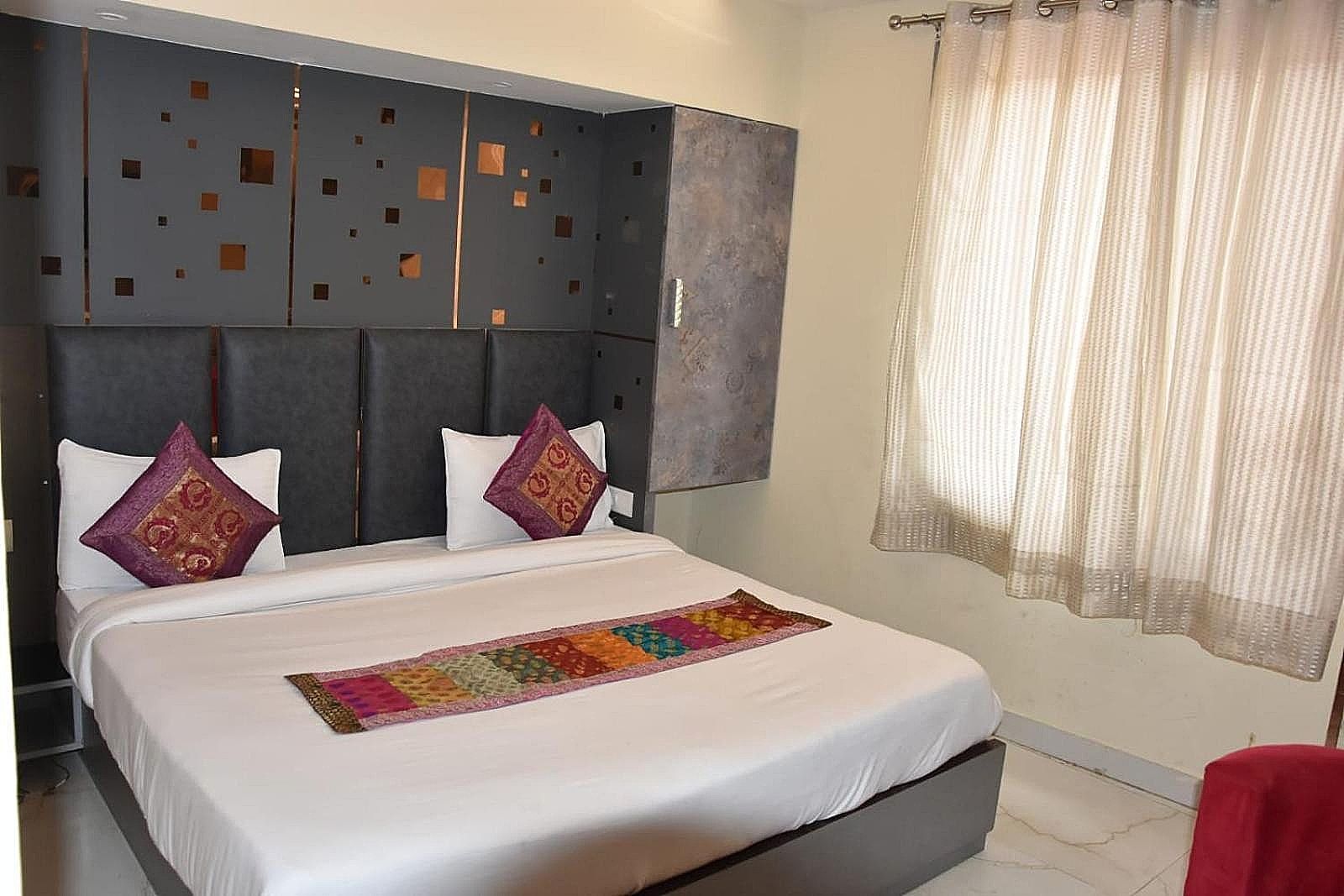 Wall City 55 Deluxe Room 9