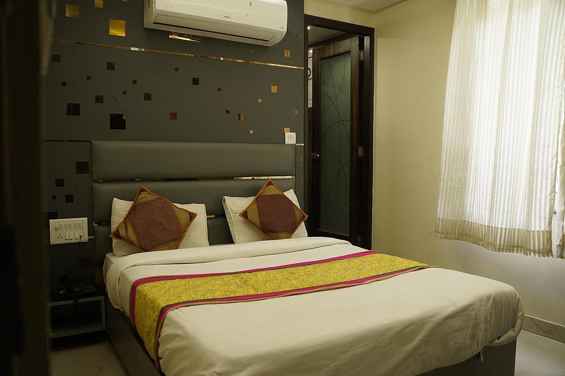 Wall City 55 Deluxe Room 8