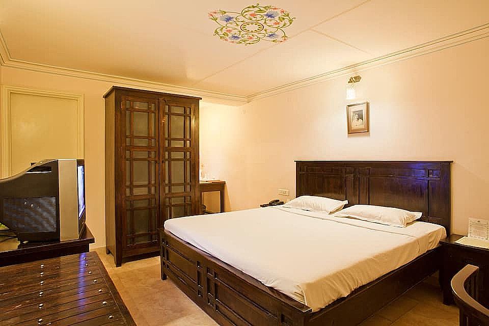 Hotel Glitz Deluxe Room 12