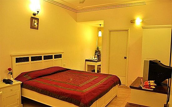 Hotel Glitz Deluxe Room 16