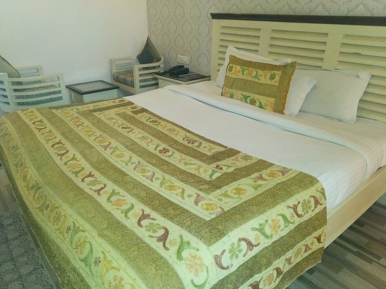 Hotel Glitz Deluxe Room 15