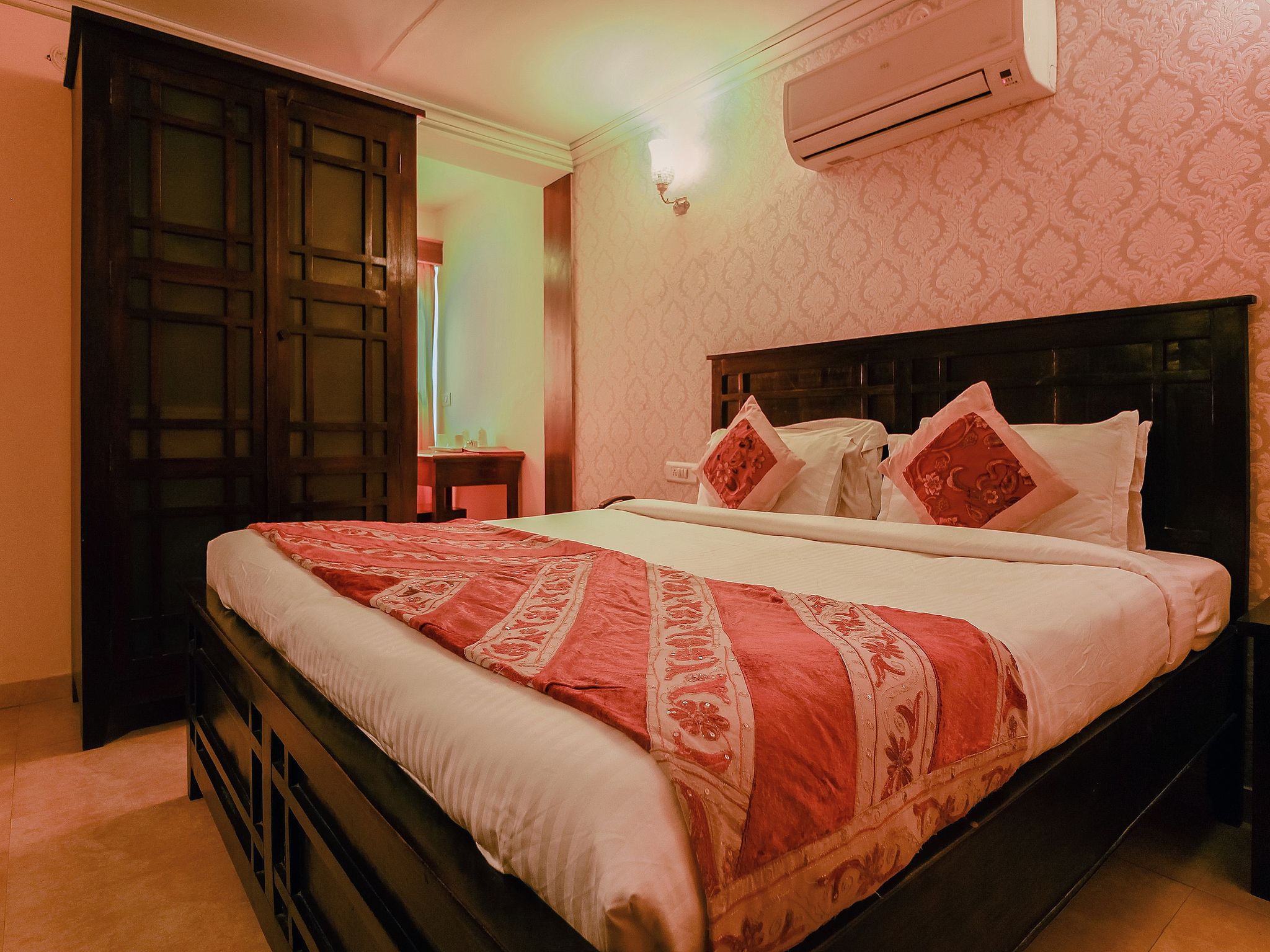 Hotel Glitz Deluxe Room 18