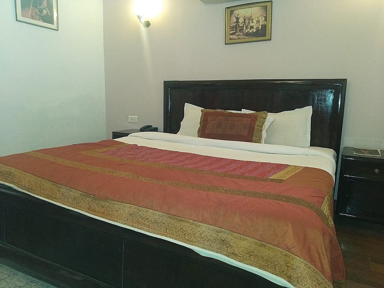 Hotel Glitz Deluxe Room 21