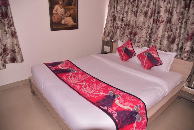 Hotel Lake Inn Deluxe Room AC 4