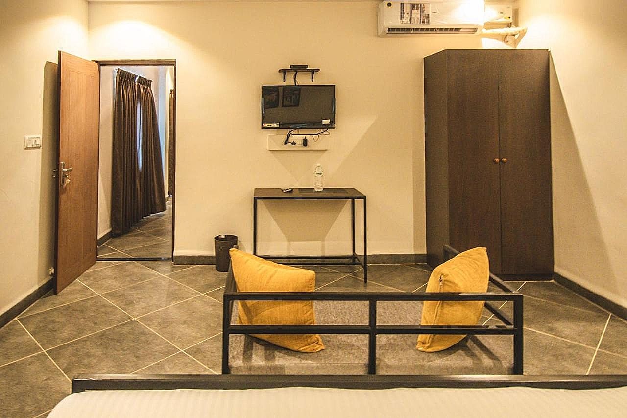 Amber Rooms Premium Room Without Balcony 4