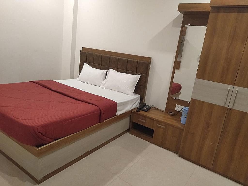 Rudraksha Guest House Deluxe AC Room 2